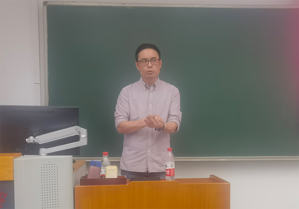 编辑后:图1 陈旭演讲中.jpg