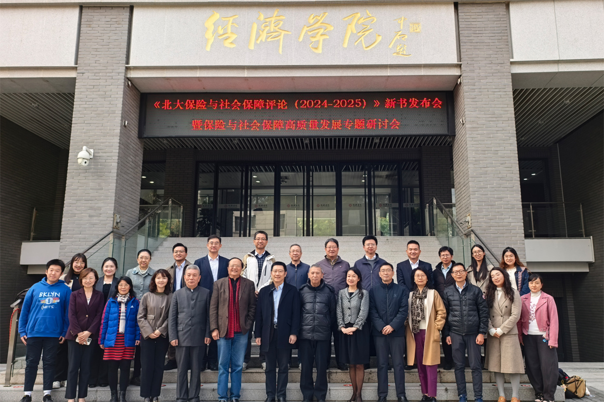 编辑后:图9 东门合影.jpg